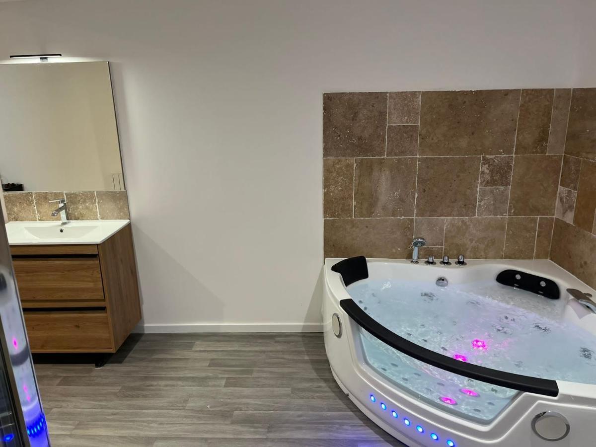 Ng Suitehome - Queven - Balneo - Netflix - Wifi ภายนอก รูปภาพ